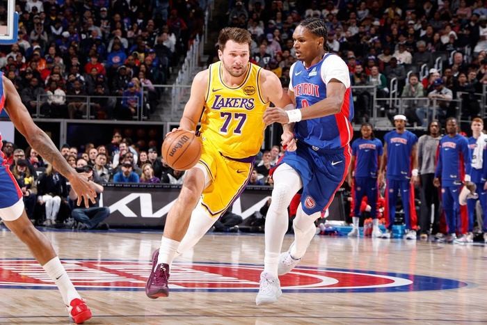 足球比分直播-湖人连胜遭终结！东契奇29投32分连遭里程悲：丢绝平三分沮丧离场|活塞|洛杉矶湖人队|卢卡-东契奇|NBA常规赛|底特律活塞队_新浪体育_新浪新闻